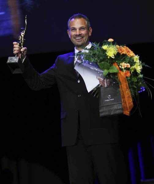 Grand Prix of Medium-Sized Businesses - Markus Baumann joyfully holds up the trophy