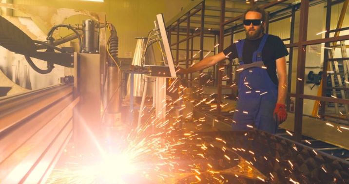 Cutting, forming and welding in the workshop at Calibrox