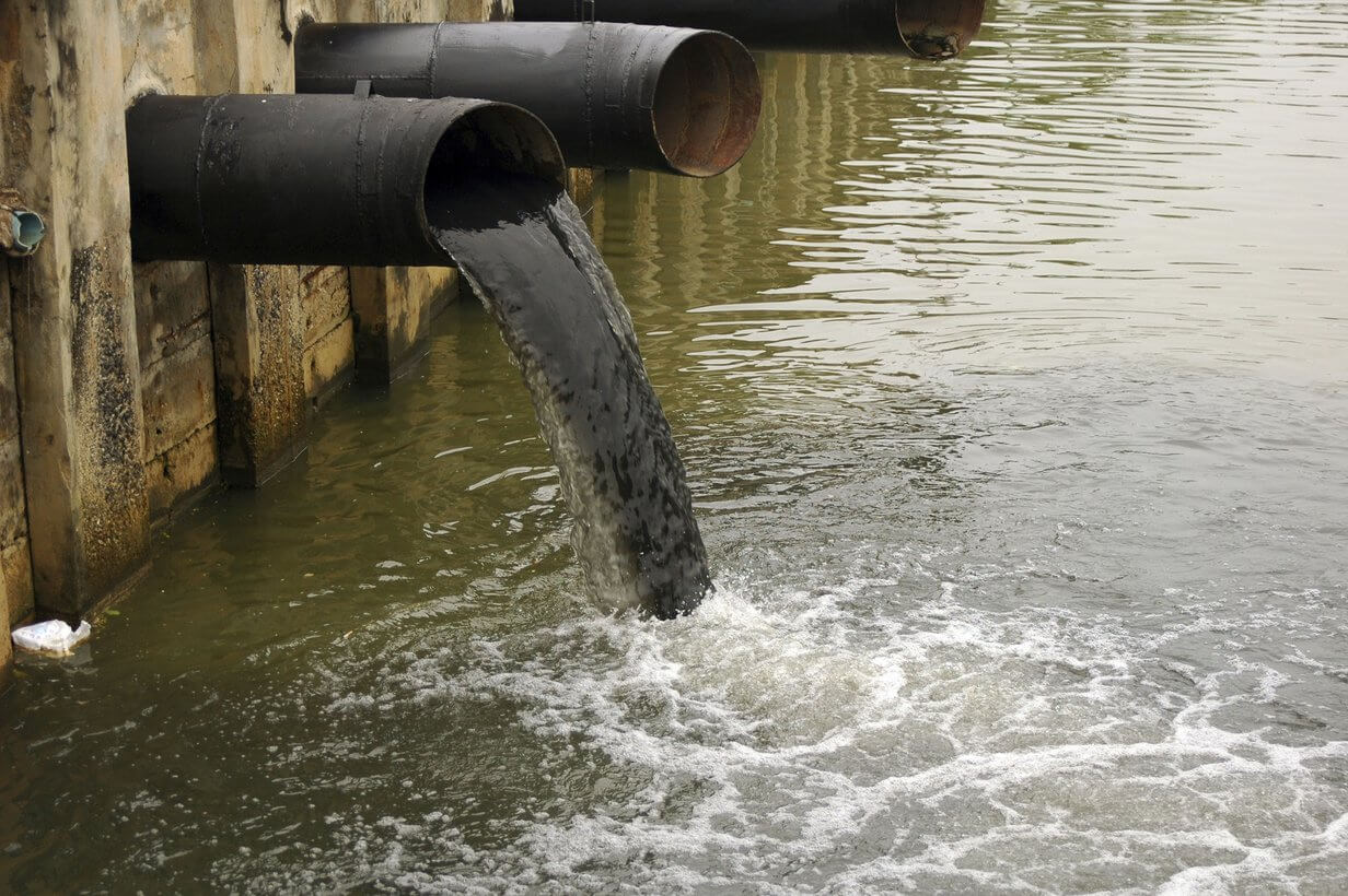 Les eaux usées sont introduites par des tuyaux