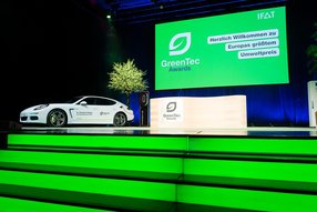 Ceremonia de los Premios GreenTec 2014: escenario con iluminación LED verde y un Porsche Hybrid