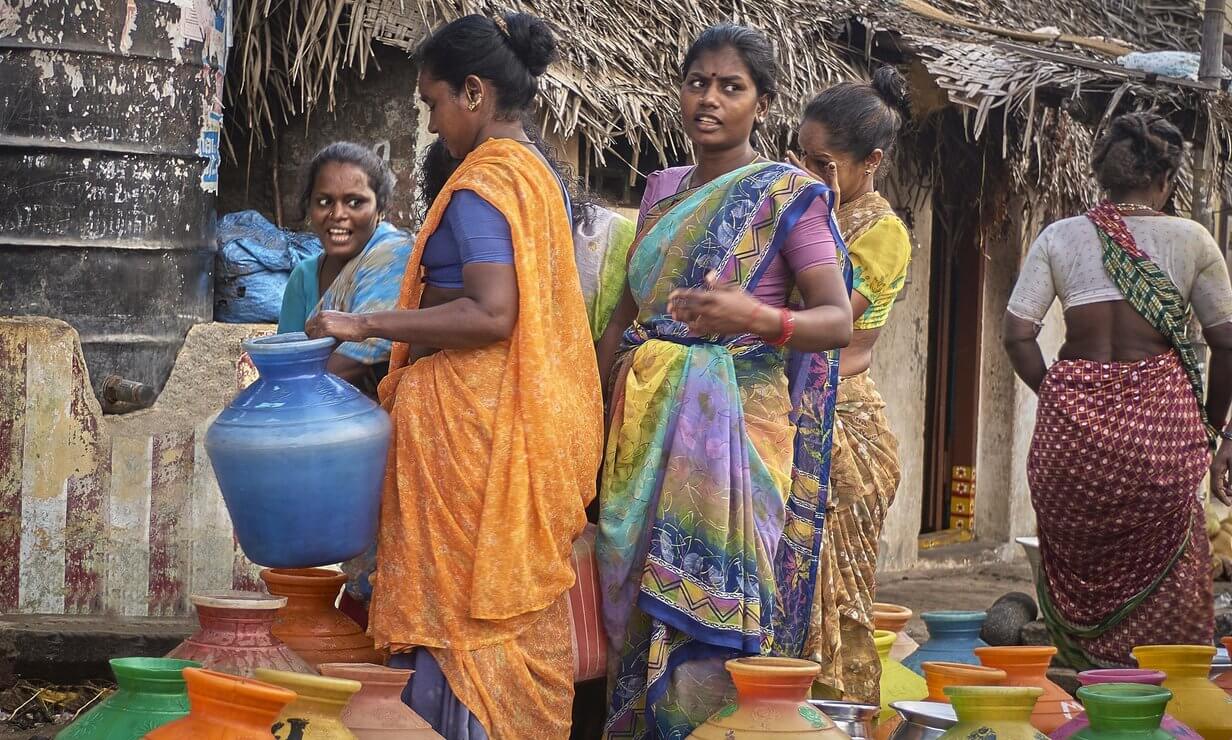 Mujeres indias transportan agua en cántaros