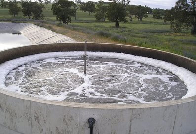 aeration of a ring-shaped aeration basin of a sewage treatment plant