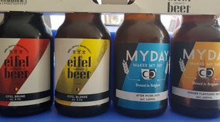 diferentes botellas de cerveza