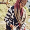 Chica lavando los platos con agua fresca en Nápoles