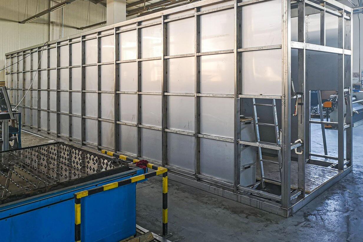 Planta de tratamiento de aguas residuales en contenedores desde el exterior en la fase de construcción