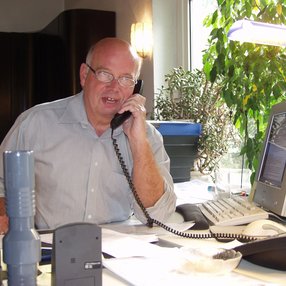 A founder sits in Borlefzen's office and talks on the phone