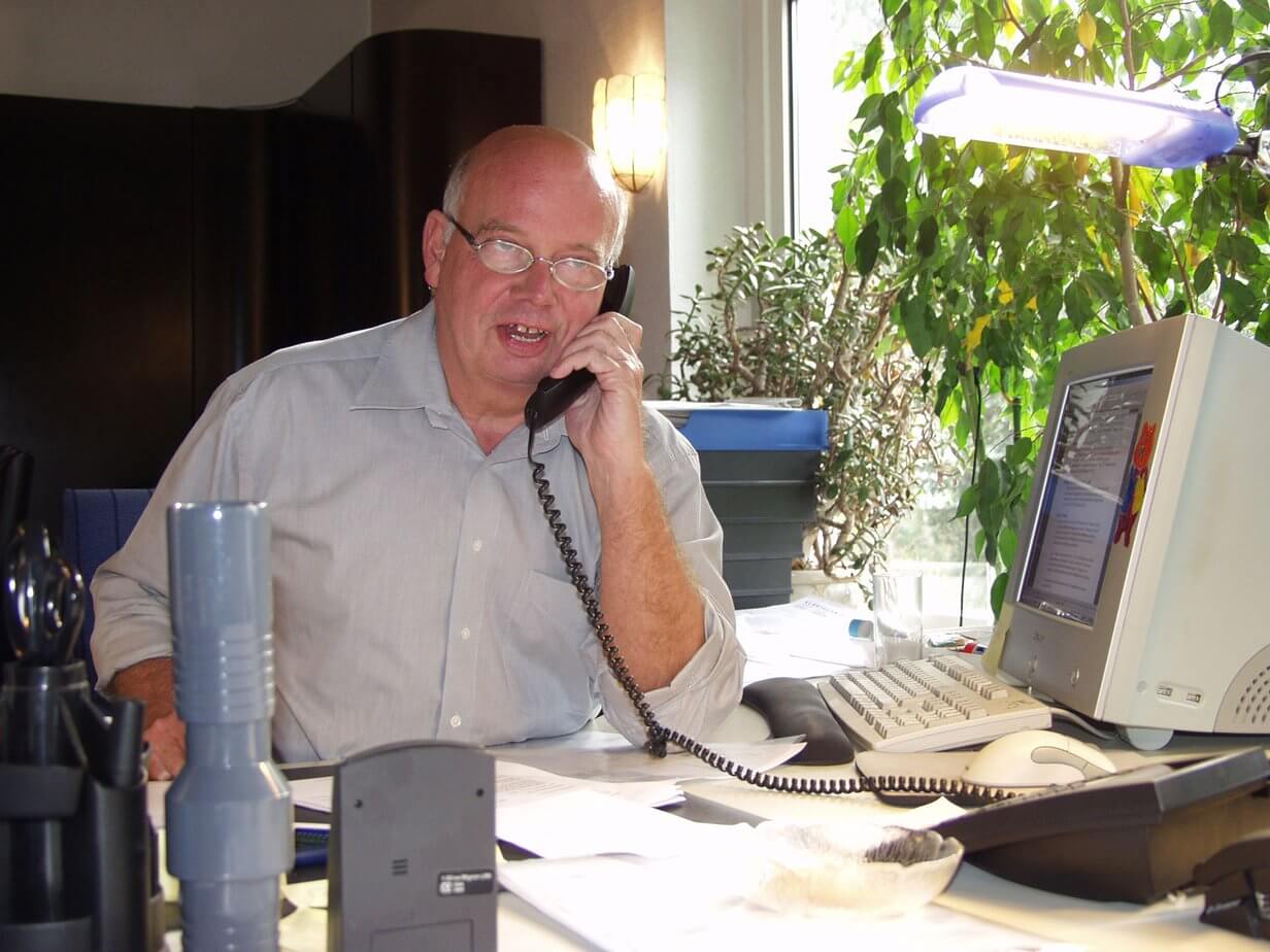 A founder sits in Borlefzen's office and talks on the phone