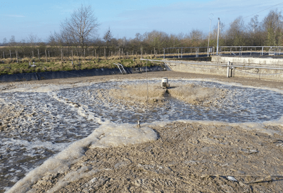 Aérateur de surface en fonctionnement dans le bassin d'aération d'une station d'épuration