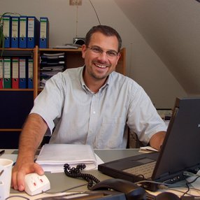 Bureau à Borlefzen avec un des fondateurs 