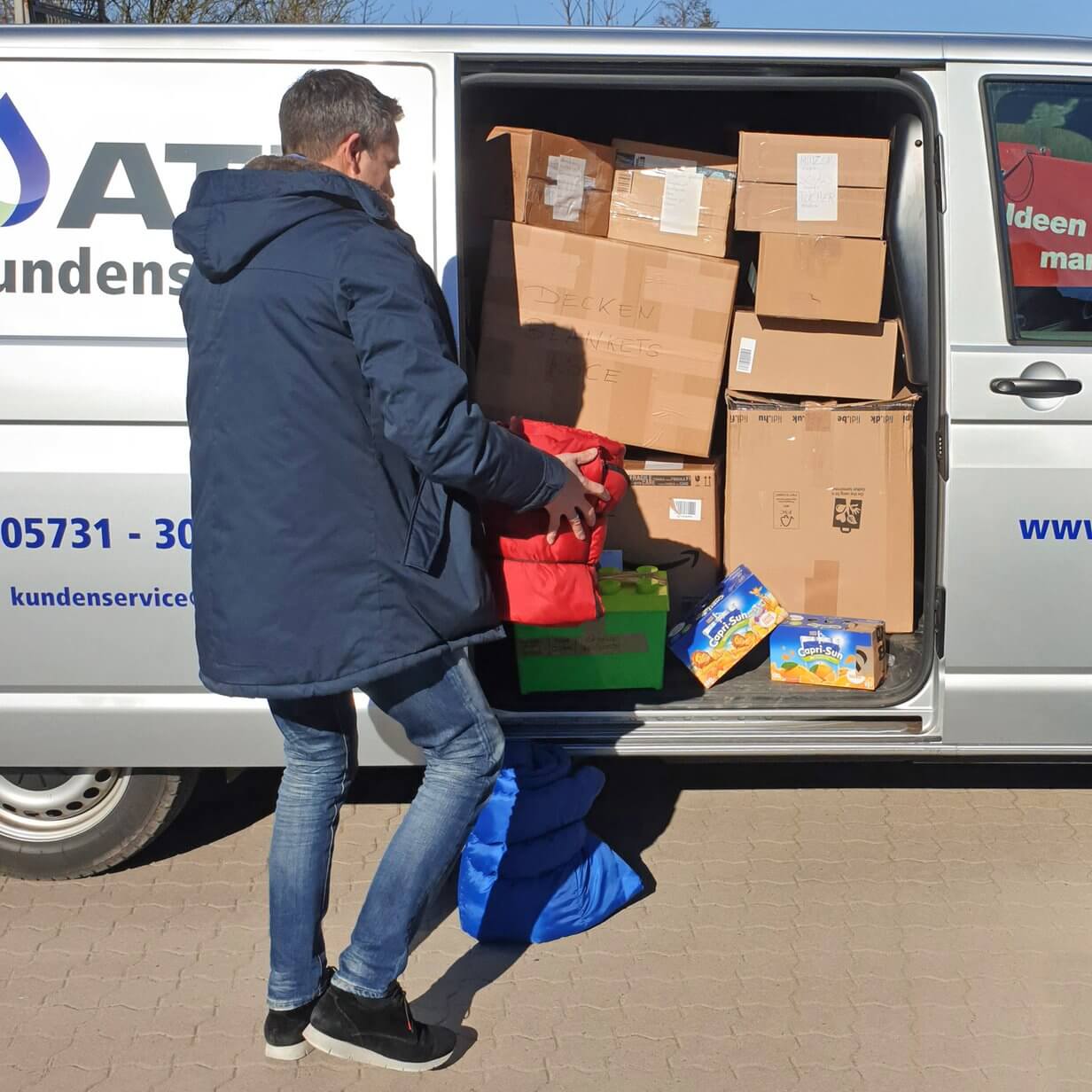 L'employé emballe les choses dans le transporteur