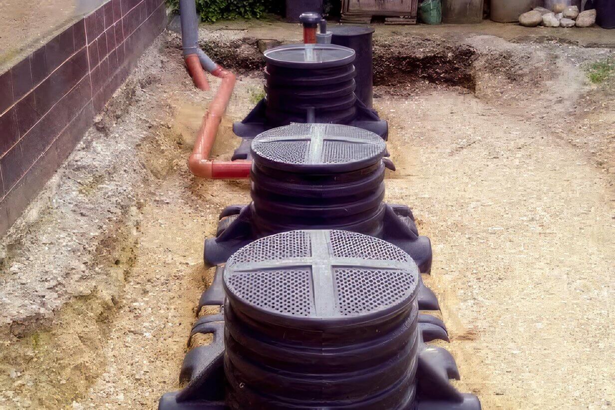Réservoir du système de filtration à moitié enterré
