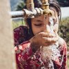 L'eau potable à Naples Fille buvant de l'eau fraîche à Naples